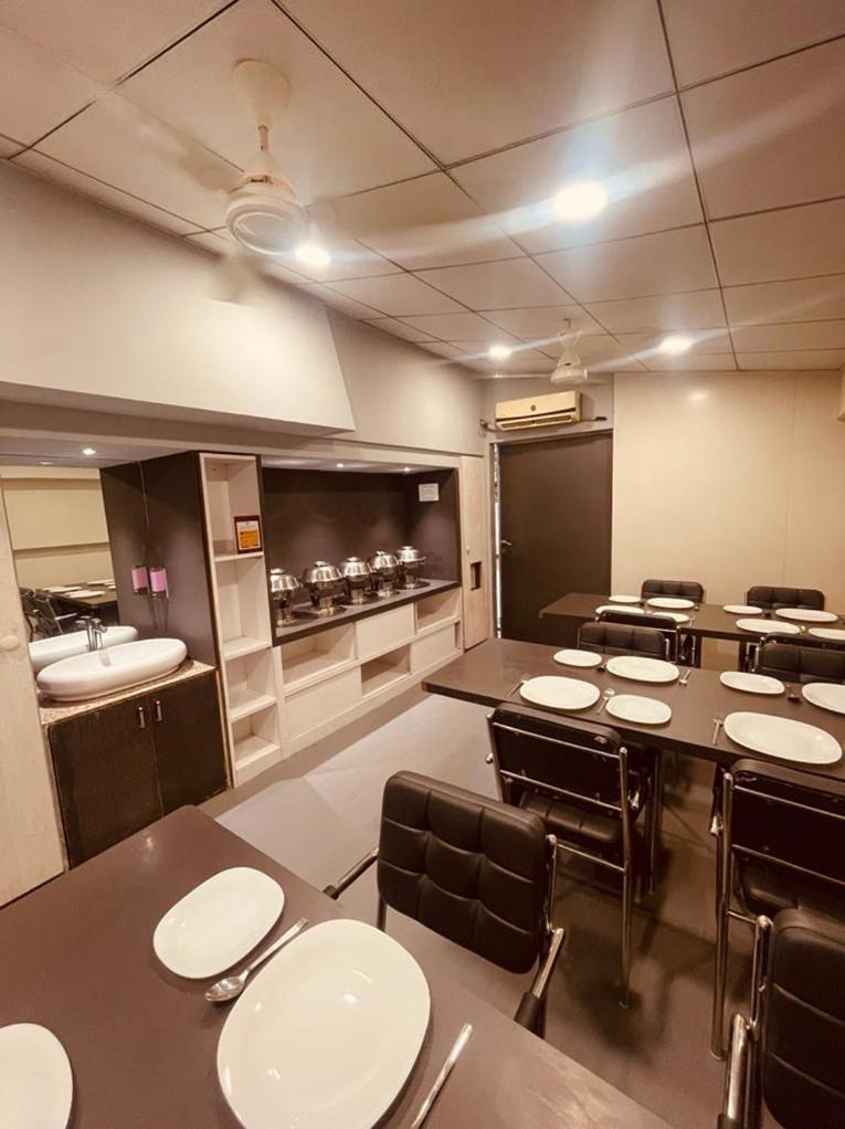 Tim Service Goregaon East Near Nesco 3* Bombay